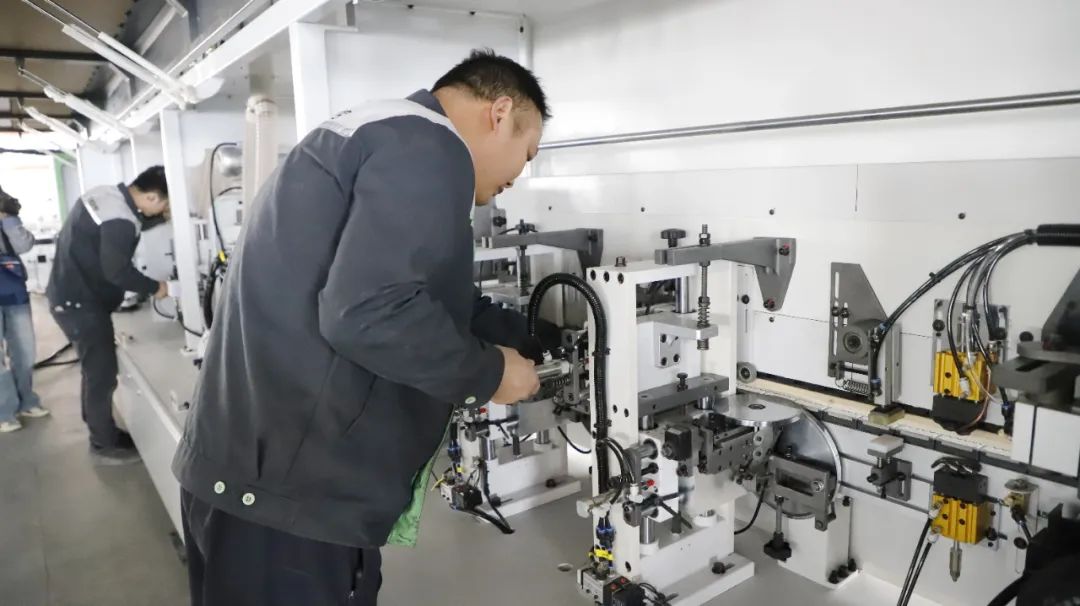 港南區博易特智能家居產業園設備安裝進入沖刺階段，普通機械設備安裝服務是關鍵一環